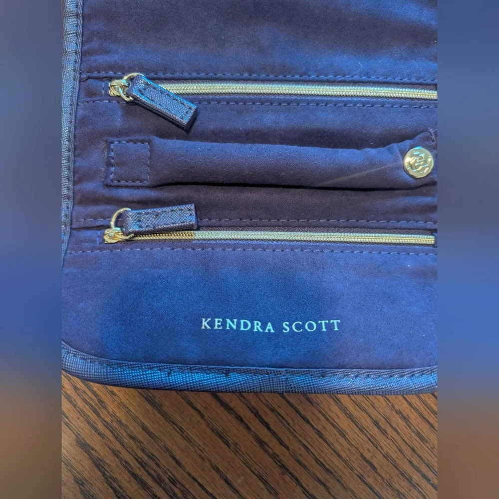Kendra‎ Scott Purple Velvet Jewelry Case Holder